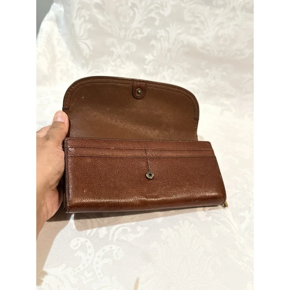 Fossil Women's Leather Cleo Clutch Wallet brown Color Used Some Spots